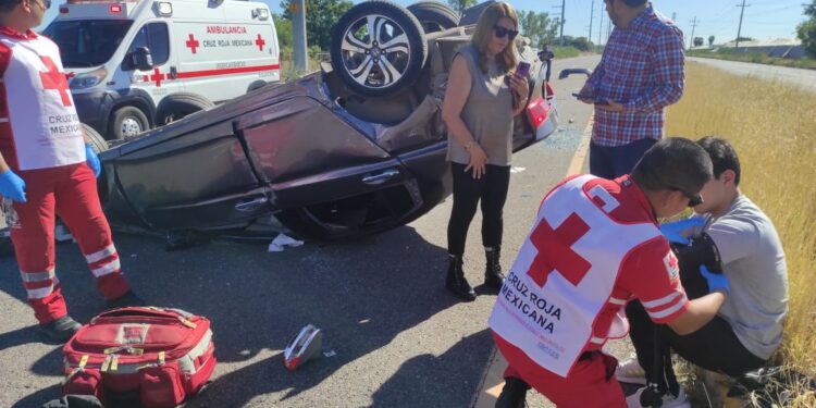 Choque y volcadura provoca el fallecimiento de una mujer y su mascota