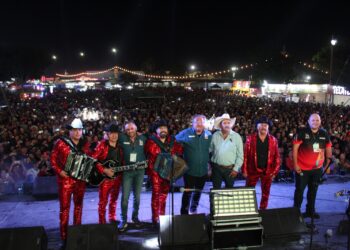 Espectacular cierre del Teatro del Pueblo de la Expo Ganadera Sinaloa 2023: Reconocen a Mario Noel Camacho