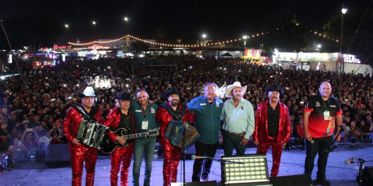 Espectacular cierre del Teatro del Pueblo de la Expo Ganadera Sinaloa 2023: Reconocen a Mario Noel Camacho