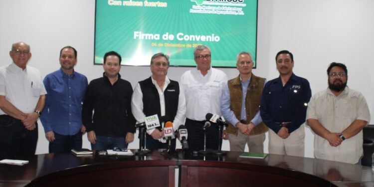 Con el objetivo de beneficiar a 300 mil trabajadores agrícolas en Sinaloa, firman convenio la UMFFAAC-CAADES
