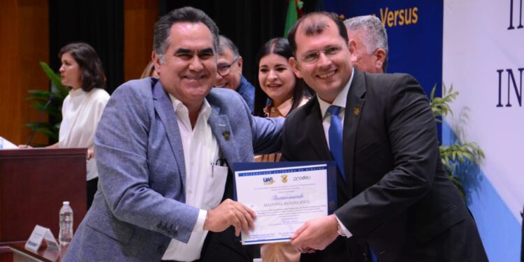 Destacando y respaldando a Jesús Madueña, la Nueva Universidad reconoce a 556 investigadores del SNI y 558 docentes con perfil PRODEP