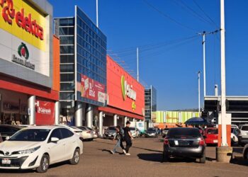 Asaltan y balean a cuentahabiente al salir de un banco