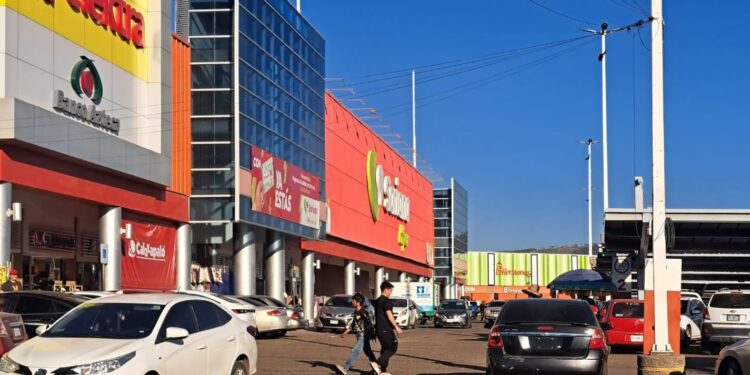 Asaltan y balean a cuentahabiente al salir de un banco