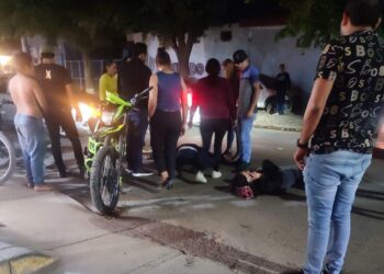 Automovilista atropella a dos jovencitos en motocicleta y luego huye
