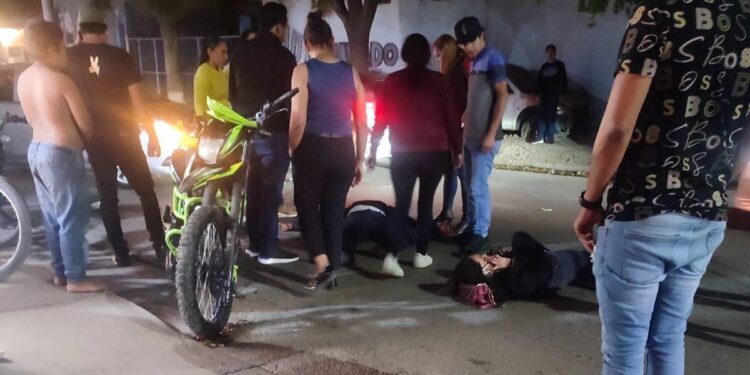 Automovilista atropella a dos jovencitos en motocicleta y luego huye