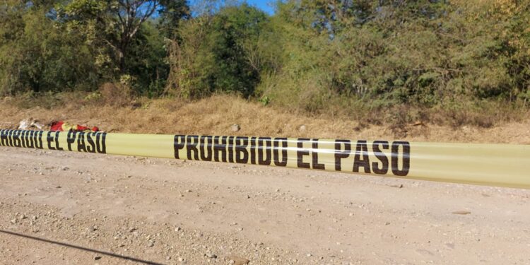 Localizan a un hombre asesinado y envuelto en un cobertor