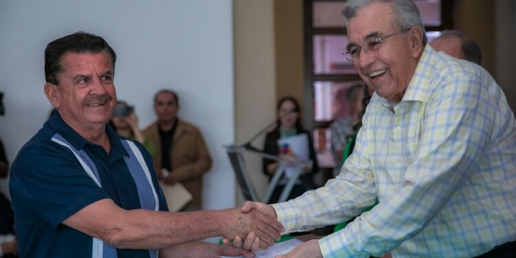 Rocha entrega 46 gratificaciones por jubilación para personal de COBAES