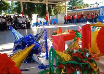 Alumnos de la Secundaria SNTE 53 turno vespertino fabrican y donan piñatas para los niños del Patronato del Instituto Benito Juárez de Protección a Niños de la Calle