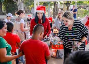 Continúa DIF Sinaloa regalando sonrisas a través de las caravanas navideñas