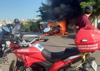 Se quema automóvil frente al parque Culiacán 87