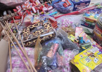 Abarroteros entregan 65 kilos de pirotecnia en Culiacán