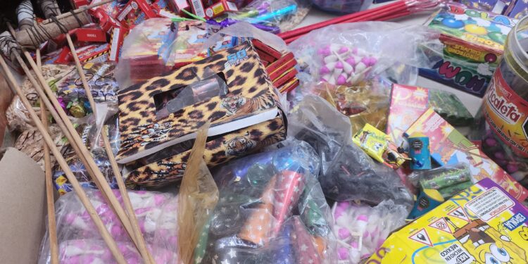 Abarroteros entregan 65 kilos de pirotecnia en Culiacán