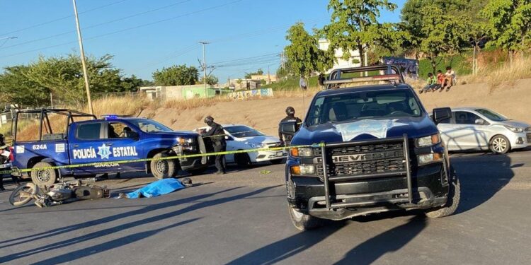 Fallece motociclista al chocar de alcance contra una camioneta