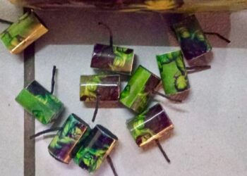 Detienen a dos jóvenes que detonaban cohetes “Hulk” en la vía pública