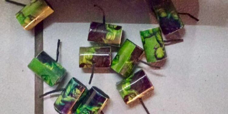 Detienen a dos jóvenes que detonaban cohetes “Hulk” en la vía pública