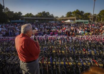 Con 3 mil bicicletas para niñas y niños, festeja Rocha Moya a familias de Pericos, Mocorito