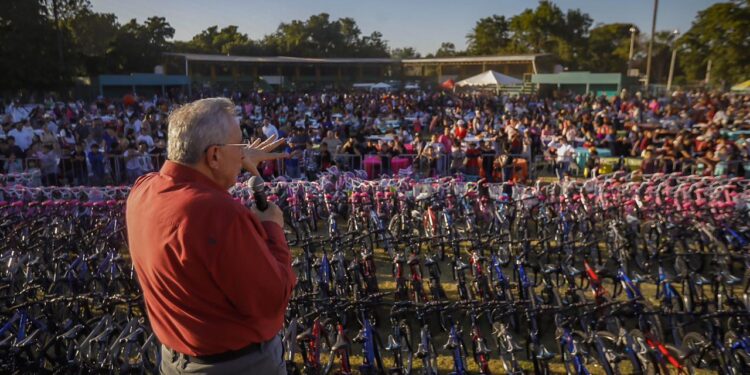 Con 3 mil bicicletas para niñas y niños, festeja Rocha Moya a familias de Pericos, Mocorito