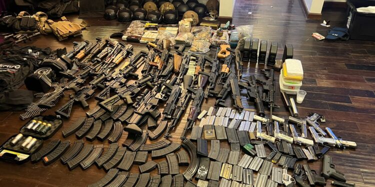 Aseguran armamento y drogas en Tijuana, Baja California