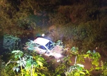 Cae camioneta a canal y el conductor sólo sufre golpes leves