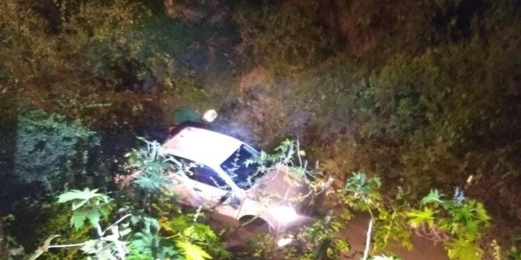 Cae camioneta a canal y el conductor sólo sufre golpes leves