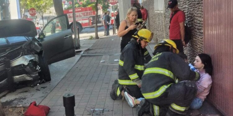 Camioneta que circulaba en sentido contrario choca con otra unidad en el Centro de Culiacán