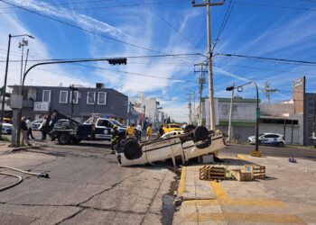Dos heridos y cuantiosos daños materiales deja un choque en pleno centro de Culiacán