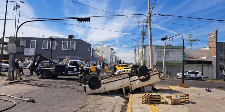 Dos heridos y cuantiosos daños materiales deja un choque en pleno centro de Culiacán