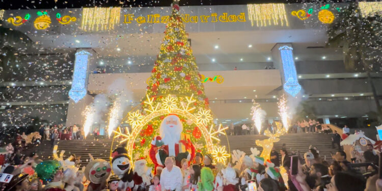 Rocha enciende arbolito navideño; “Que esté  tranquilo, al que le llegue, le llegue La Navidad”, desea en política