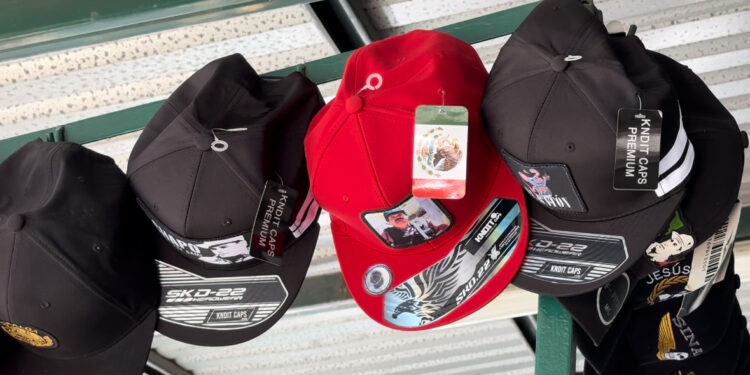 Las nuevas gorras de “El Chapo”, el artículo más solicitado por turistas que visitan la Capilla de Malverde este fin de año