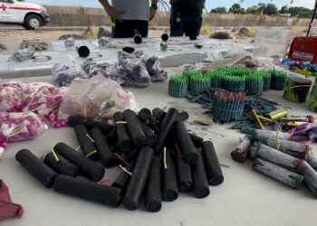 ¡Un peligro! Colocan cuetes en  cabezas de puerto y verduras para medir su impacto; quedan totalmente destruidos