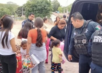 ¡Más sorpresas para niñas y niños de Badiraguato! Elementos de Seguridad regalan juguetes y dulces