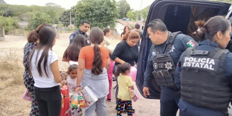 ¡Más sorpresas para niñas y niños de Badiraguato! Elementos de Seguridad regalan juguetes y dulces