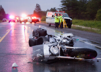 Por no usar casco, adolescentes sufren severas lesiones tras caer de motocicleta esta Navidad