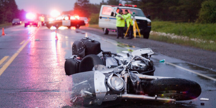 Por no usar casco, adolescentes sufren severas lesiones tras caer de motocicleta esta Navidad