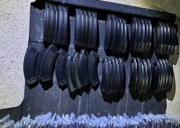 Asegura vehículo con arsenal en la carretera en Magdalena de Kino, Sonora