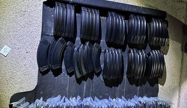 Asegura vehículo con arsenal en la carretera en Magdalena de Kino, Sonora