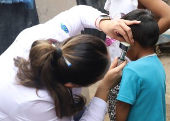 Niños de cuarterías de Guasave reciben vacunas contra rotavirus e influenza