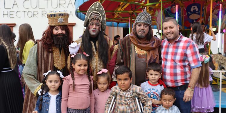 ¡Llegan los Reyes Magos a Badiraguato! Alcalde celebra con niñas y niños