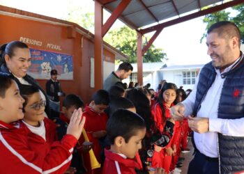Alcalde de Badiraguato visita escuelas en su regreso a clases
