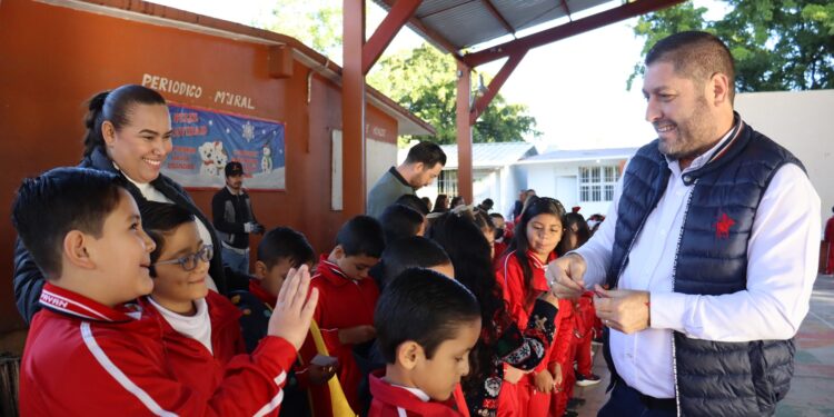 Alcalde de Badiraguato visita escuelas en su regreso a clases