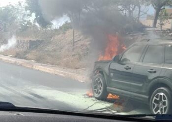 Mujer apunto de morir al incendiarse la camioneta que conducía rumbo a La Primavera