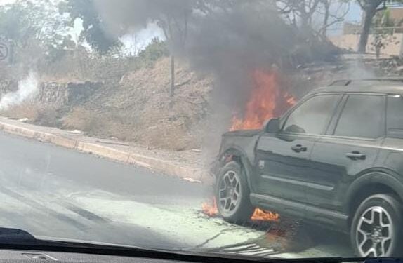 Mujer apunto de morir al incendiarse la camioneta que conducía rumbo a La Primavera