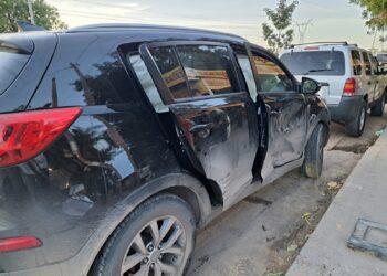 Grupo armado provoca una colisión y luego despoja un auto para huir