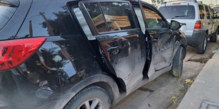 Grupo armado provoca una colisión y luego despoja un auto para huir