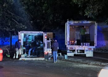 Vuelca camión cargado de té y su conductor resulta lesionado