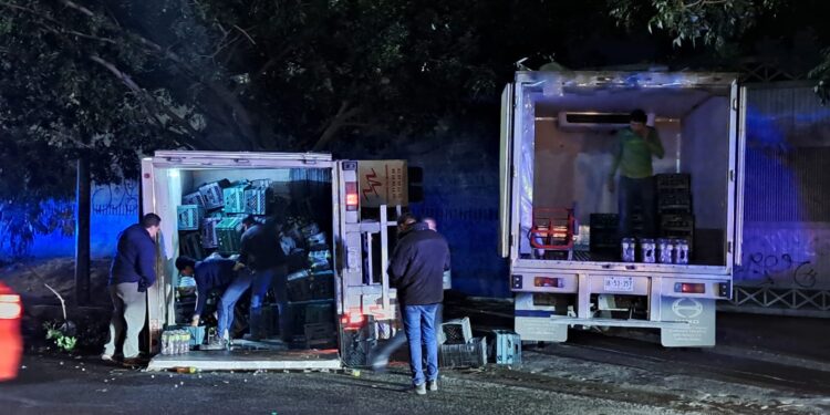 Vuelca camión cargado de té y su conductor resulta lesionado