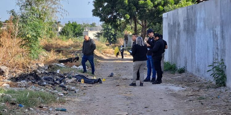 Localizan asesinado a balazos a un hombre en la colonia La Costera