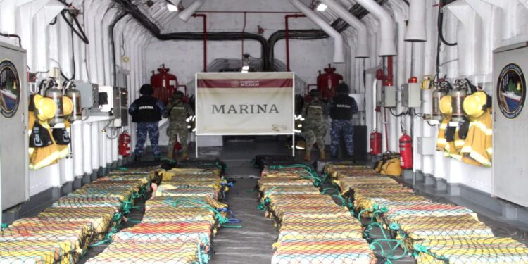 Vinculan a proceso a tres mexicanos y dos ecuatorianos con una tonelada de cocaína en costas de Michoacán