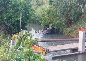 Muere joven mujer ahogada y otra resulta herida al caer automóvil a canal