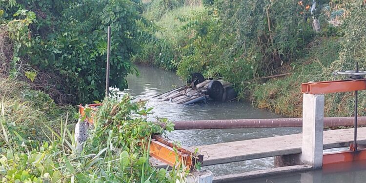 Muere joven mujer ahogada y otra resulta herida al caer automóvil a canal